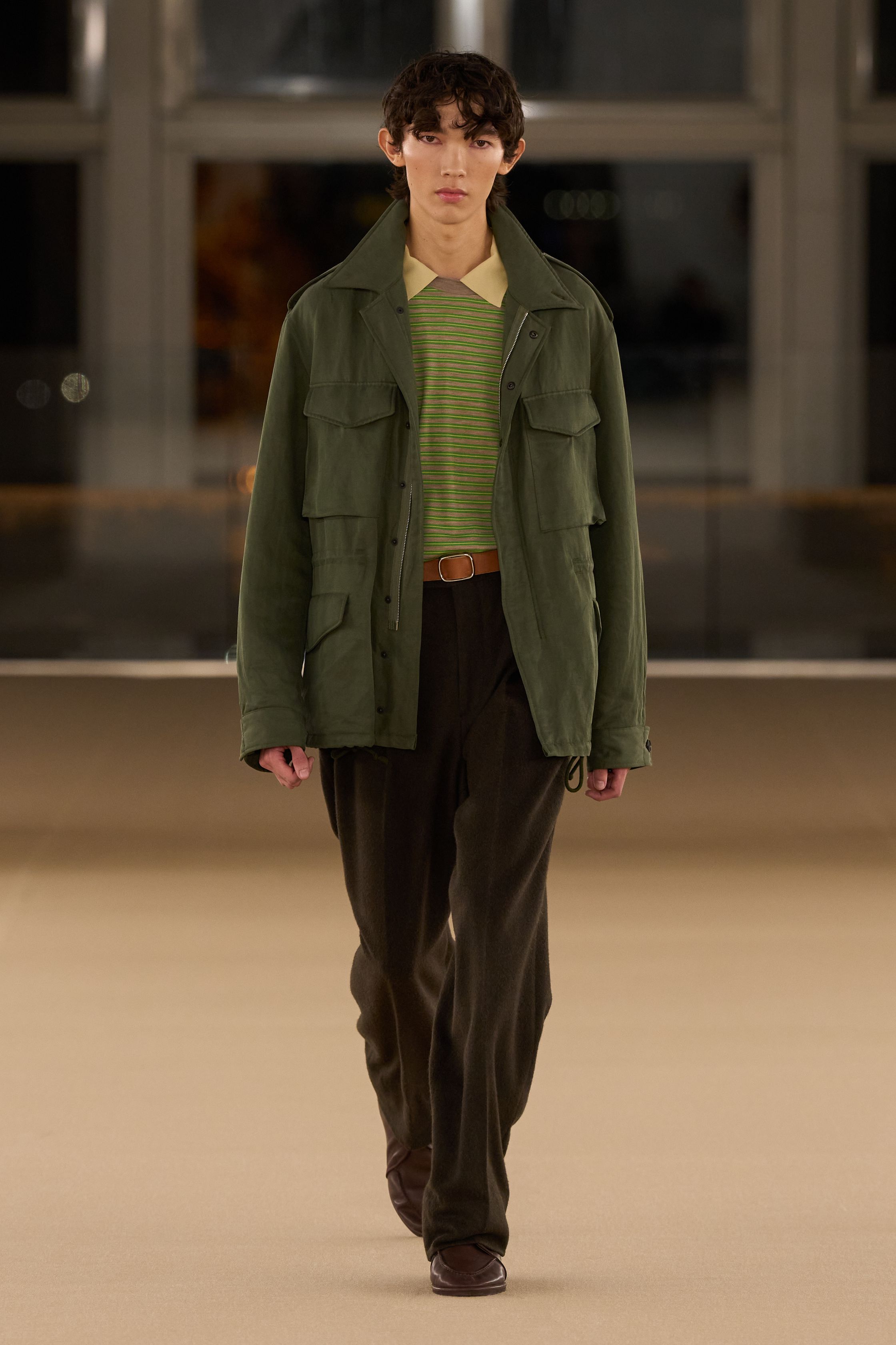Auralee 26FW 延续品牌一贯的“静默高级”，以天然染色的米、橄榄绿、焦糖棕与低饱和蓝构建温和秩序。宽松但克制的剪裁在身体与空气之间留出呼吸感，羊毛、棉、法兰绒与轻量外套形成四季可叠穿的真实衣橱。设计并非强调造型张力，而是通过面料质感与比例拿捏，建立长期主义的穿着信任。这是一场拒绝流行噪音、强调“时间感”的当代日常男装提案-顽石频道趋势研究
